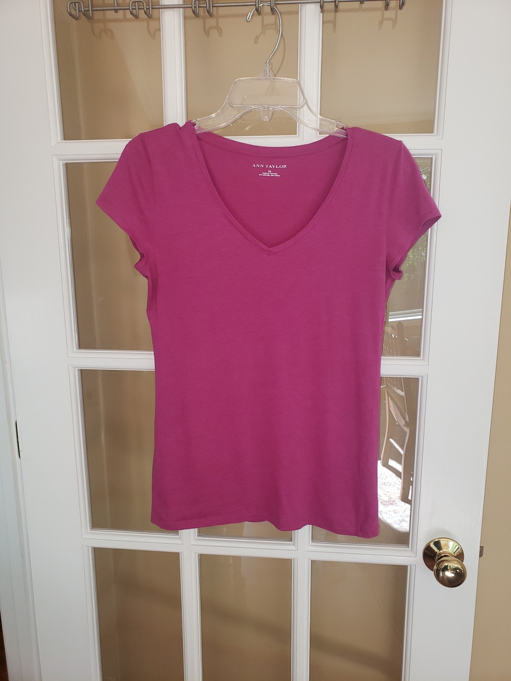 Ann Taylor V-Neck Short Sleeve Tee in Fuchsia Pink Size: M